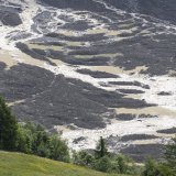 Une intervention de spécialistes avec des machines sur le cône de déjection n'est toujours pas possible. Le danger est trop important. KEYSTONE/CYRIL ZINGARO